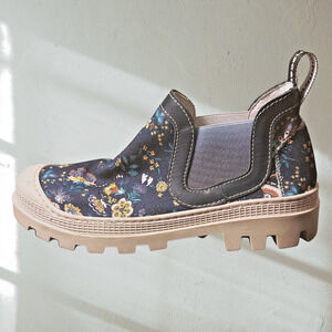 sold out! vaddia izzy navy floral sneakers us 6.5 retail $199